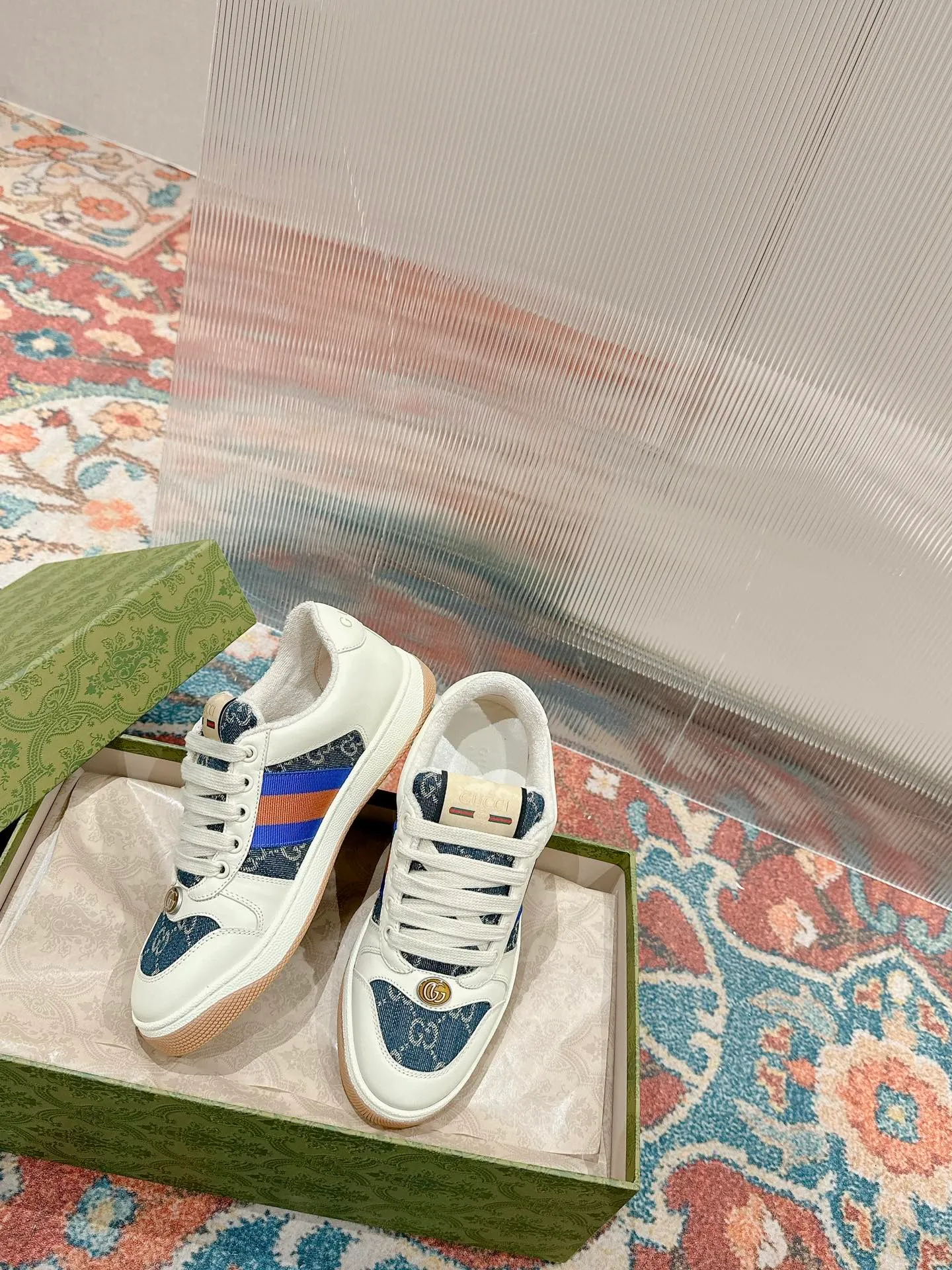👟👟Ex-factory price 560👟👟 Men ➕10 Gucci————Purchase version GG series distressed dirty shoes-hot style is coming! 9 times out of 10 sales, you will definitely get the money. Ready stock! Spot goods! Spot goods! New colors added - the ultimate version on the market! Purchase the original version and develop it... fabric, material, outsole, and details can be compared at will! Open-mold Swarovski one-to-one replica rhinestone chain...Metal cherry pendant...Metal double G crystal cylindrical mark...Gucci original customized narrow webbing...Super flash series - flash diamond chain. The cherry decoration is detachable and can be changed into two to match with each other to show your personality. Exclusive color-brushed cowhide fabric. Hand-made distressed is very textured and has a sense of luxury! The details of the workmanship can be seen in the drawings, and no line is missed. The original terry cloth is delicate, soft and more comfortable and breathable. The privately stamped two-color original TPU outsole (lower layer is wider and the upper layer is narrower). Matching packaging⭐️ Size: Female 35-40 Male 39-44 (Female 41 Male 45 customized)